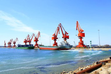 Yük terminalinde, gantry vinç ve kargo gemileri yükleme bulunmaktadır