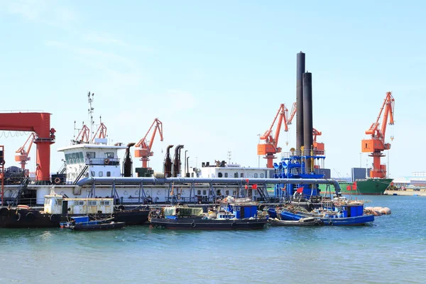 In de vrachtterminal zijn portaalkraan en vrachtschepen in laad- — Stockfoto