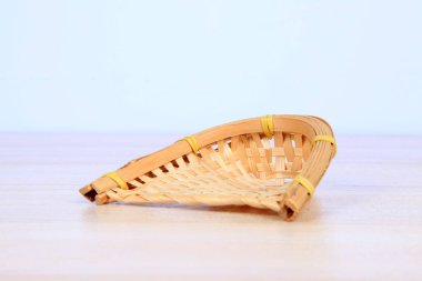 Beyaz arkaplanda örülmüş ögeler