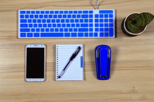 Le clavier et le téléphone portable — Photo