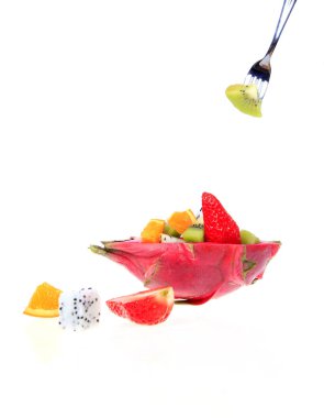 Ejderha meyvesi, kivi meyvesi, çilek ve portakal.