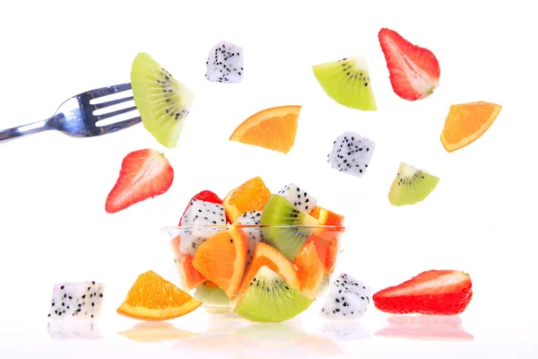 Drakenvruchten, kiwi 's, aardbeien en sinaasappelen — Stockfoto