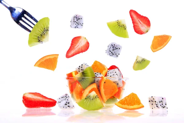 Drakenvruchten, kiwi 's, aardbeien en sinaasappelen — Stockfoto