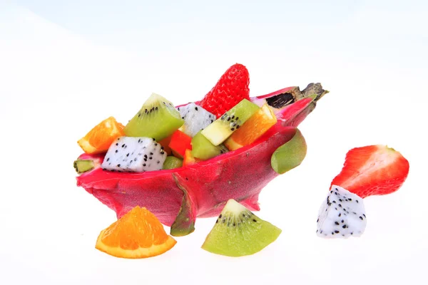 Fruta del dragón, kiwi, fresa y naranja — Foto de Stock