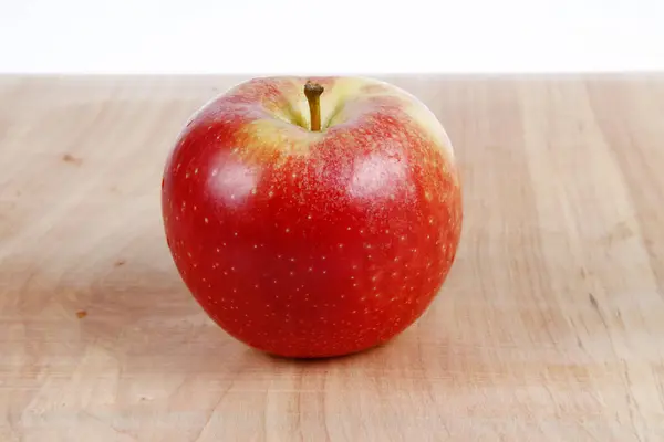 Det röda äpplet, närbild — Stockfoto