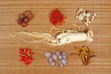 Geleneksel Çin tıbbı (Tcm) ve ginseng, yakın plan.