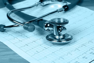 Stetoskop ve elektrokardiyogram.