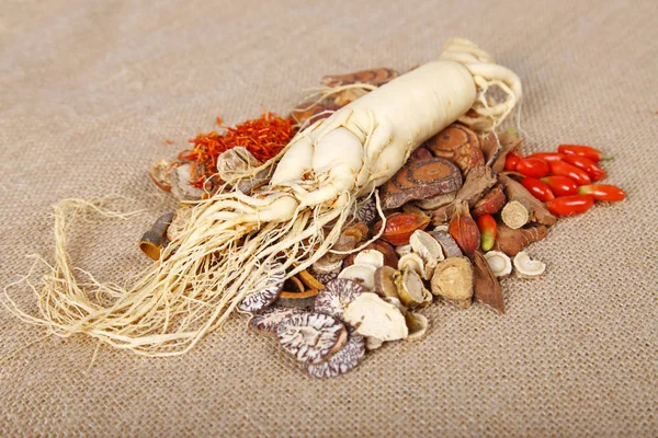 Traditional Chinese medicine (TCM) and ginseng, close-up — ストック写真