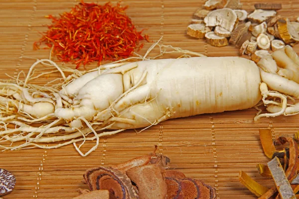 Traditional Chinese medicine (TCM) and ginseng, close-up — ストック写真