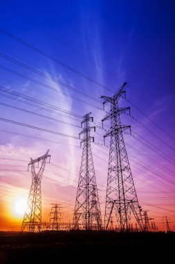 Akşam elektrik iletim pilon silüeti