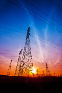 Akşam elektrik iletim pilon silüeti