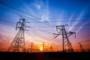 Akşam elektrik iletim pilon silüeti