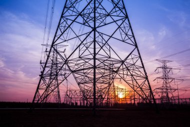 Akşam elektrik iletim pilon silüeti