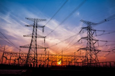 Akşam elektrik iletim pilon silüeti