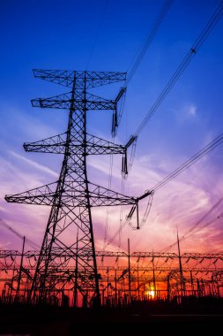 Akşam elektrik iletim pilon silüeti