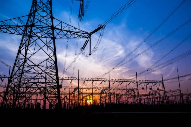 Akşam elektrik iletim pilon silüeti