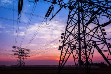 Akşam elektrik iletim pilon silüeti