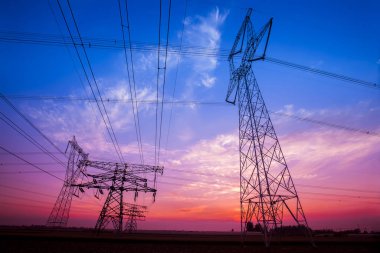 Akşam elektrik iletim pilon silüeti
