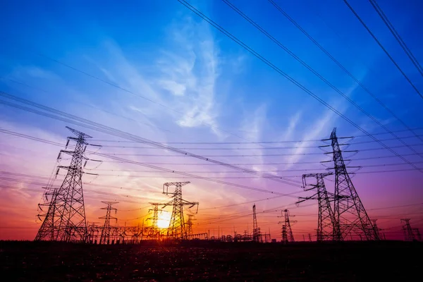Sylwetka wieczór pylon transmisji energii elektrycznej — Zdjęcie stockowe