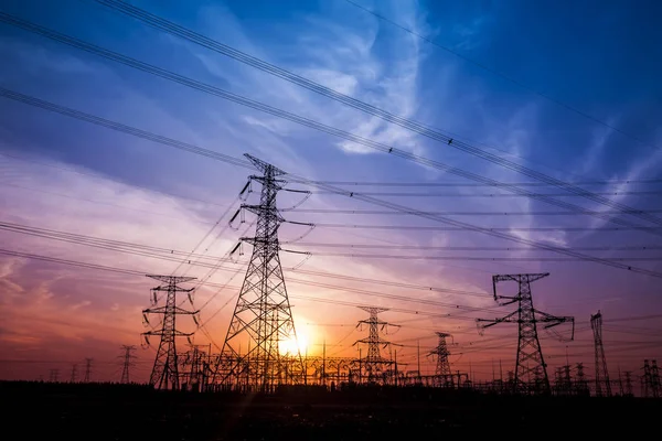 A silhueta do pilão de transmissão de eletricidade à noite — Fotografia de Stock