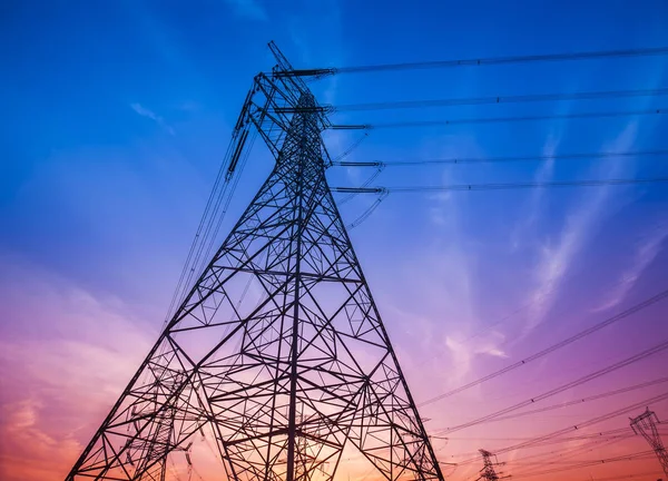 The silhouette of the evening electricity transmission pylon — Stock Photo, Image