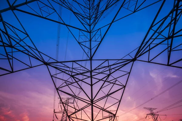 The silhouette of the evening electricity transmission pylon — Stock Photo, Image