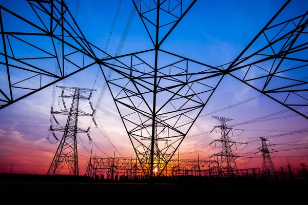 La silueta del pilón de transmisión de electricidad de la noche — Foto de Stock