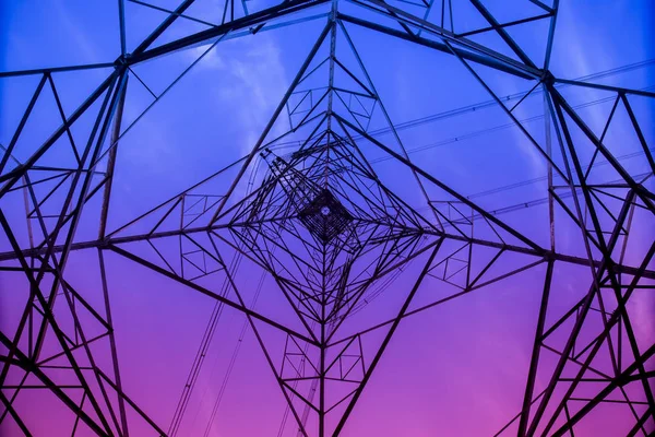 A silhueta do pilão de transmissão de eletricidade à noite — Fotografia de Stock