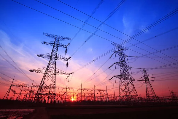 La silhouette du pylône de transmission d'électricité du soir — Photo