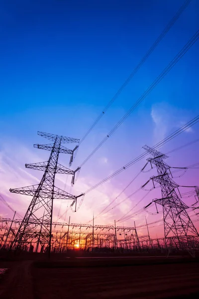 La silhouette del traliccio di trasmissione dell'elettricità serale — Foto Stock