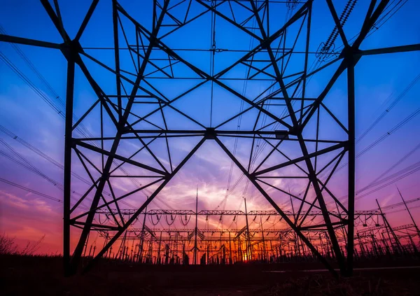 The silhouette of the evening electricity transmission pylon — Stock Photo, Image