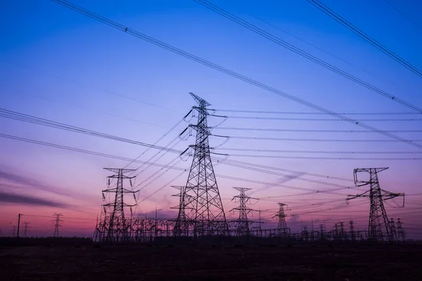 La silhouette del traliccio di trasmissione dell'elettricità serale — Foto Stock