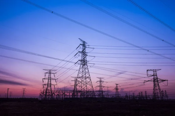 La silueta del pilón de transmisión de electricidad de la noche —  Fotos de Stock