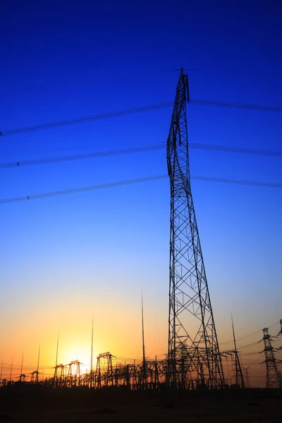 Силуэт пилона вечерней передачи электроэнергии — стоковое фото