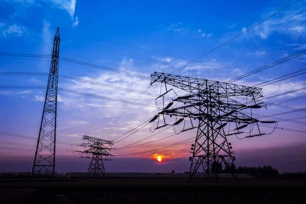 Silhuetten av kvällen El överföring pylon — Stockfoto