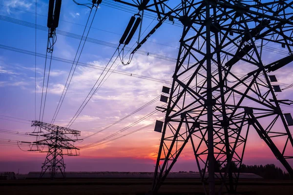 A silhueta do pilão de transmissão de eletricidade à noite — Fotografia de Stock