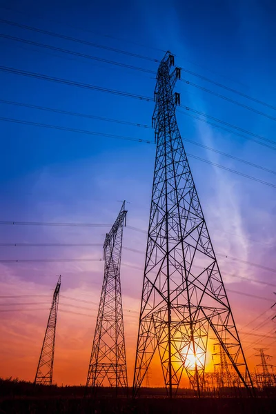 Silhuetten av kvällen El överföring pylon — Stockfoto