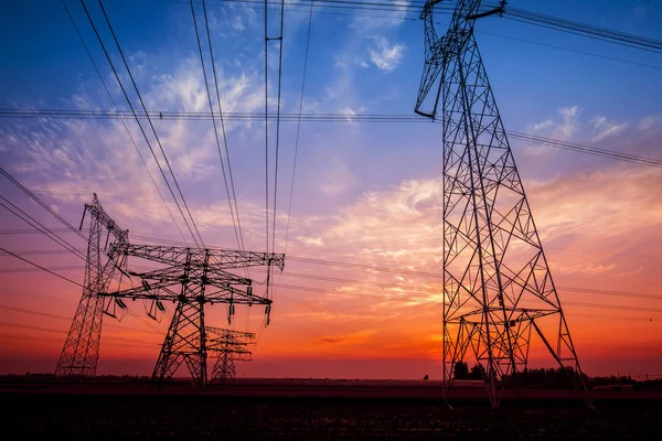 La silhouette del traliccio di trasmissione dell'elettricità serale — Foto Stock