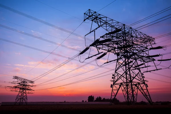 Silhuetten av kvällen El överföring pylon — Stockfoto