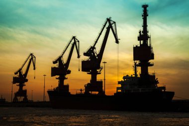 Akşam, bağlantı noktasının siluet vinç