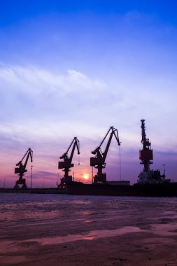 Akşam, bağlantı noktasının siluet vinç