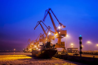 Geceleyin kargo iskelesi vinci