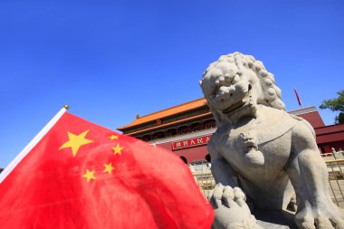 Tiananmen Meydanı Pekin, Çin 'de taş aslanın önünde.