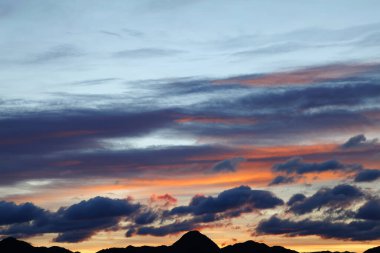 Sabah, gün doğumu ve dağın silueti
