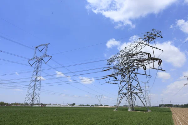 Högspänningstorn Den Blå Himlen Vita Moln Mycket Vacker — Stockfoto