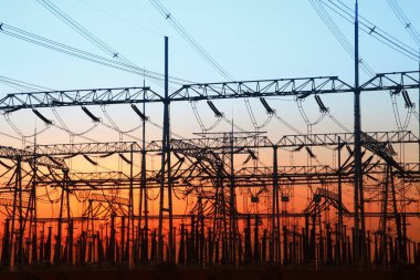 Akşamları, tren istasyonunun ana hatları çok güzeldir.