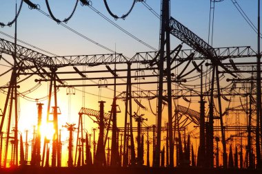 Akşamları, tren istasyonunun ana hatları çok güzeldir.