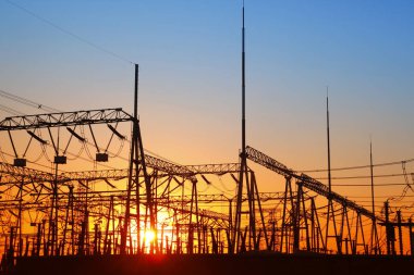 Akşamları, tren istasyonunun ana hatları çok güzeldir.