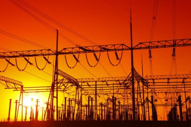 Akşamları, tren istasyonunun ana hatları çok güzeldir.