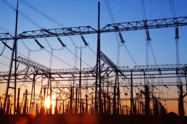 Akşamları, tren istasyonunun ana hatları çok güzeldir.